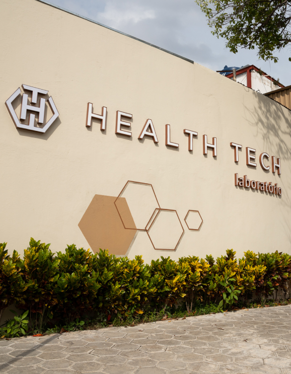 Health Tech Uma placa de tecnologia de saúde está na lateral de um prédio